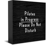 Feehiget Targa in legno con scritta in inglese "Pilates In Progress Please Do Not Disturb" (lingua italiana non garantita)