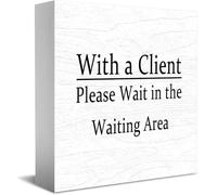 Feehiget Targa in legno con scritta in inglese "With A Client Please Have A Seat In The Waiting Area And I'Ll Be With You Shortly", decorazione per casa e ufficio, 12,7 x 12,7 cm