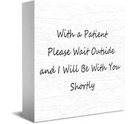 Feehiget Targa in legno con scritta in inglese "With A Patient Please Wait Outside And I Will Be With You Shortly", decorazione da scrivania per casa e ufficio, decorazione per mensole da tavolo, 12,7