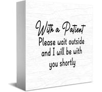 Feehiget Targa in legno con scritta in inglese "With A Patient Please Wait Outside And I Will Be With You Shortly", cartello da scrivania, rustico, decorazione da parete, 12,7 x 12,7 cm
