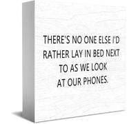 Feehiget Targa in legno con scritta in lingua inglese "There's No One Else I'D Rather Lay In Bed Next To As We Look At Our Phones Home Office Decor, 12,7 x 12,7 cm