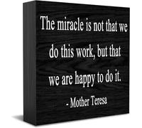 Feehiget The Miracle Is Not That We Do This Work, But That We Are Happy To Do It, scatola di legno cartello decorativo divertente per ufficio scatola di legno cartello decorativo per casa ufficio
