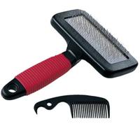 Ferplast Spazzola Cardatore per Cani - Pelo Medio e Lungo - Setole Inclinate e Testine Arrotondate, Acciaio Inox - Impugnatura Ergonomica Morbida - Pettine Extra Incluso - Misura M, Rosso