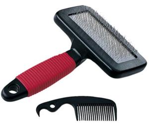 Ferplast Spazzola Cardatore per Cani - Pelo Medio e Lungo - Setole Inclinate e Testine Arrotondate, Acciaio Inox - Impugnatura Ergonomica Morbida - Pettine Extra Incluso - Misura M, Rosso