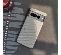 FIFTHAVE Custodia magnetica per Google Pixel 7A, motivo in fibra di carbonio, compatibile con MagSafe, flessibile, per Pixel 7A, antigraffio, antiscivolo, colore grigio