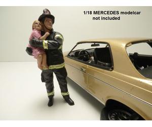 FIGURINE POMPIER US enfant dans les bras 1/18