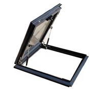 Finestra da tetto piana con le maniglie, portello di alluminio del lucernario migliora l'illuminazione naturale per la soffitta e la stanza del sole