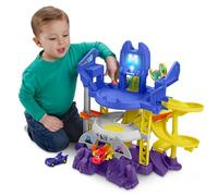 Fisher-price dc batwheels - batcaverna lancia e sfreccia, playset pista ispirato alla batcaverna con 3 piani di gioco, luci e suoni