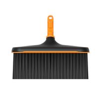 Fiskars OneClick Scopa Multiuso | Sostituzione Facile con un Solo Clic, Setole Dure e Morbide, Nero/Arancione, 1080701