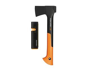 Fiskars Set Ascia, Ascia Universale con Fodero per la Lama e il Trasporto, 35.5 cm, Rivestimento Antiaderente, X7-XS, 640 g; Affilalama per Asce e Coltelli con Mola in Ceramica, Xsharp, 1020183