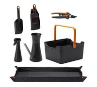 Fiskars Set di 7 Attrezzi da Giardino, Cesoie SP14, Pala per Piantare, Pala a Mano, Tappetino, Scatola Portaoggetti, Spruzzatore da 0,3 Litri, Annaffiatoio da 1,2 Litri con Coperchio, 1076797