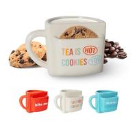 Fisura - Tazza originale da regalare “Tea is hot”. Tazza da tè bianca con scomparto per biscotti. Mug divertente per colazione, design moderno. Capacità 316 ml.
