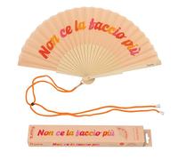 Fisura - Ventaglio Originale con Messaggio “Non ce la taccio Piu”. Accessorio Pieghevole in Legno Arancione, Ventilatore Manuale Leggero per Viaggio o Festival. Laccetto Incluso 42,5 x 23 cm