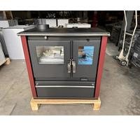 Fornello a legna Verso Cs Plus Inox sinistra con potenza di 7,7 kW, ampio vano cottura e design robusto in acciaio inox [pannelli laterali in bordeaux]