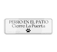 FOSHIN Pill Perro En El Patio Cierre La Puerta - Cartello da parete o porta, con nastro biadesivo, 25,4 x 7,6 cm, acrilico 10