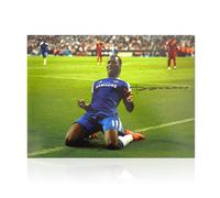 Foto del Chelsea autografata da Didier Drogba: scivolata in ginocchio