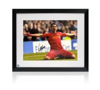 Foto del Liverpool autografata da Luis Suarez e incorniciata.