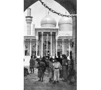 Fotografie della prima guerra mondiale in Iraq (Mesopotamia). British Royal Engineers. Bambini che giocano sotto l'arco nel cortile fuori dalla moschea di Khedimain; Baghdad Iraq Poster stampa di John