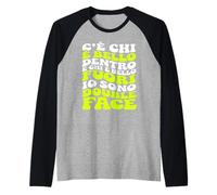 Frase Divertente: C'È Chi È Bello Dentro E Chi È Bello Fuori Maglia con Maniche Raglan