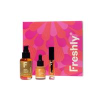 FRESHLY COSMETICS - Corpo Cofanetto Vitamin C & Hydration Essentials - Gloss,Siero viso illuminante,Balsamo labbra,Olio per smagliature,Cofanetto vis