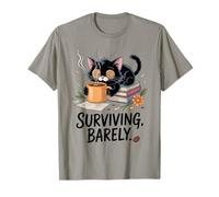 Fun Surviving Barely Cute Sleepy Black Cat Amante dei libri del caffè Maglietta