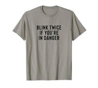 Funny Blink Twice If You're in Danger Joke Maglietta