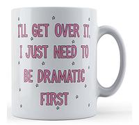 Funny Mug I'll Get Over It, I Just Need to Be Dramatic First - Tazza regalo con scritta "Drama Queen", colore: bianco