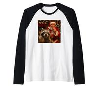 Funny Raccoon Selfie with Santa Eating Cookies And Drinking Maglia con Maniche Raglan