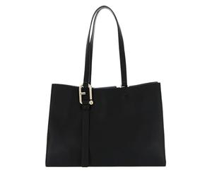 Furla Ampia e generosa nelle forme è la perfetta compagna in città: la tote bag Nuvola si distingue per le sue linee squadrate dal design contemporaneo. Realizzata in pregiata pelle dalla finit.