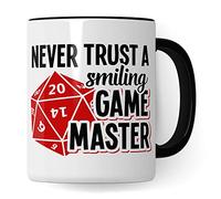 Game Master - Tazza da caffè con scritta in lingua tedesca "Never Trust a Smiling Gamemaster Fantasy Pen & Paper Tabletop D20, motivo a cubi RPG Dungeon