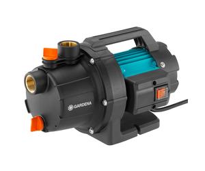 Gardena Gartenpumpe 3000 / 4 BASIC, pompa da giardino della linea BASIC ideale per l'irrigazione e l'approvvigionamento idrico domestico.