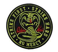 Gemelolandia Toppa Cobra Kai Round Strike First Strike Hard No Mercy 9 cm | Molto Appiccicosa | Toppa Adesiva per Decorare i suoi Vestiti | Facile da Applicare su Giacche, Pantaloni