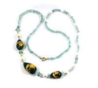 Generico COLLANA LUNGA, CON ACQUAMARINA, PERIDOTO, PERLE E GOCCE DI CERAMICA DIPINTE A MANO, CHIUSURA IN ORO GIALLO, LUNGHEZZA 75 CM.