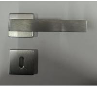 Generico Maniglia per porte interne Quadrata - Serie ANGOLO - Linea Cali' - Prodotto made in Italy - Materiale Alluminio - Rosetta e bocchetta foro chiave 50x50 (Cromo Satinato)