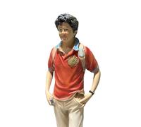Generico Statua Commemorativa Carlo Acutis, Statuetta Decorativa in Resina, Polo Rossa e Zaino, Base Dorata (h 20 cm)