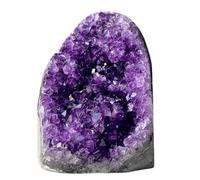 Geode di cristallo di ametista naturale, pietra grezza e irregolare.