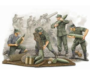 German (WWII) s.FH 18 Field Howitzer Gun Crew Plastic Kit 1:35 Model TRUMPETER