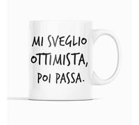 Gesar Tazza Divertente in Ceramica - Mi Sveglio Ottimista, poi Passa - Perfetta per Caffè, Tè e Cioccolata - Idea Regalo Simpatica per Amici, Colleghi e Familiari - Adatta a Microonde e Lavastoviglie