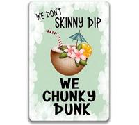 Geuuki Targa in metallo con scritta in lingua inglese "We Don't Skinny Dip We Chunky Dunk", stile vintage, in alluminio, per casa, giardino, caffetteria, bar, 20,3 x 30,5 cm
