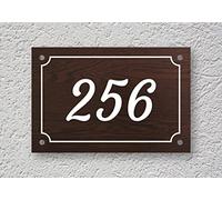 GFD - Targa per esterno con numero civico personalizzato - Laminato in plastico - Disponibile su varie misure - Spessore di 2 mm - Incisione Bianca su Sfondo colore Legno Noce - Made in Italy