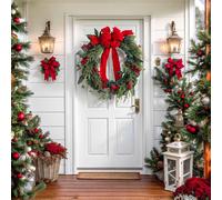 Ghirlanda di Natale artificiale, decorazione per camino sullo sfondo del