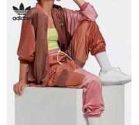 Giacca da donna Clover con collo alto e patchwork retrò Affronta la giornata con grinta e carattere con questa giacca adidas. Progettata per offrire comfort e stile, questa giacca è dotata di tasche p