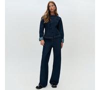 Giacca di jeans scuro con bottoni annodati ispirati all'Oriente e cuciture sagomate. Un capo chic per l'autunno e l'inverno, che unisce la sartorialità classica a dettagli unici per un look versatile 