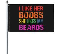 Giardino Bandiera I Like Her Boobs She Likes My Beard Stagione Bandiera Prova Di Sbiadimento Colori Vivaci Striscione All'Aperto, Per Feste Strada, Balcone, Giardino, 90x150cm
