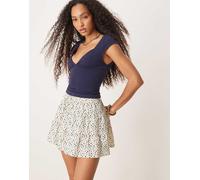 Gina Tricot - Minigonna morbida color crema con stampa a fiori neri e volant-Multicolore S