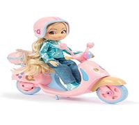 Giochi Preziosi UNIQUE EYES - Fun Ride Amy look da viaggio, con scooter casco e bauletto personalizzabili con gli stickers inclusi nel bauletto, per bambine a partire dai 3 anni