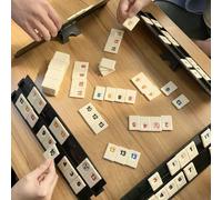 Gioco di Rummy da 106 pezzi, set di tessere per Rummy da viaggio, colori resistenti, con scatola di stoccaggio in alluminio e 4 vassoi antiscivolo resistenti, per 2-4 giocatori 1 pz/colore casualeOxfo