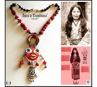 gioiello etnico tribale ainu amuleto collana primitiva giappone testa mano occhi