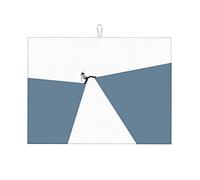 Giovane uomo in abito da lavoro che cerca di mantenere l'equilibrio tra l'immagine del tappetino per asciugare i piatti e il tappetino da bar in microfibra ultra assorbente, grande 18 x 24 pollici