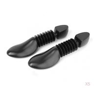 Gli uomini di 5pairs scaricano la molla di plastica della molla degli alberi